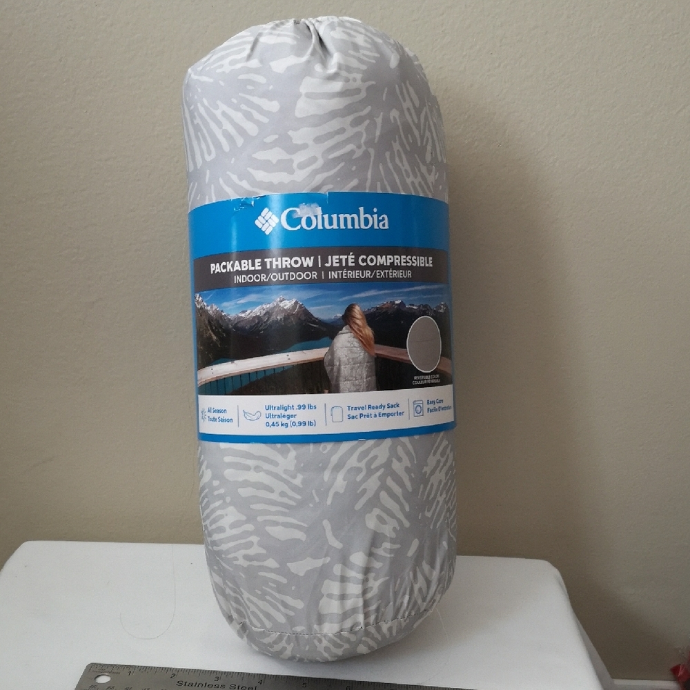 Indoor / Outdoor Columbia Gray & Cream Travel Blanket 50" x 60" Brand New